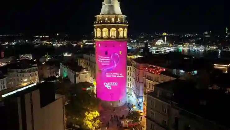 Galata Kulesi pembe renkle aydınlatıldı