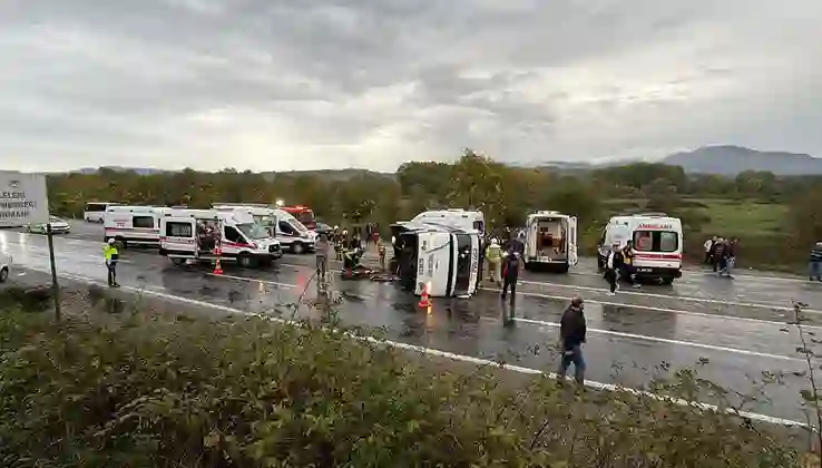 Bartın’da işçi servisi devrildi: Ölü ve yaralılar var