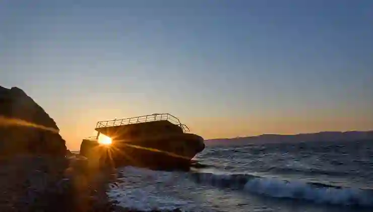 Midilli’de kayalıklara çarpan bottaki 4 kişi öldü