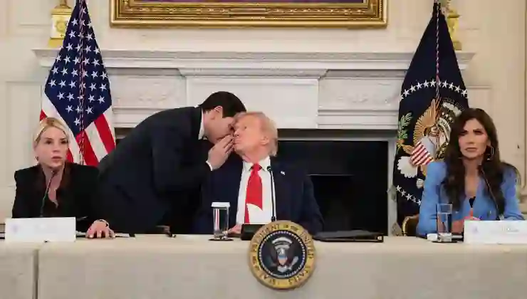 Trump’a toplantıyı erken sonlandıran not: Rubio kulağına fısıldayarak verdi