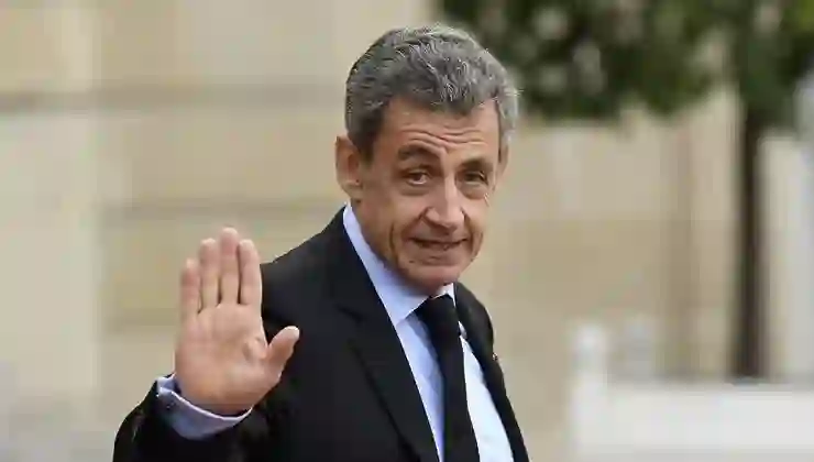 Sarkozy hapse giriyor: 11 metrekarelik hücrede kalacak