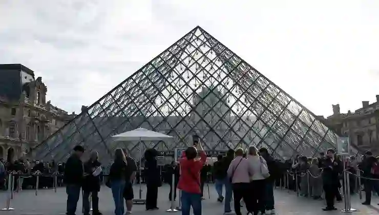 Louvre Müzesi soygunu: 5 kişi daha yakalandı, mücevherler ortada yok
