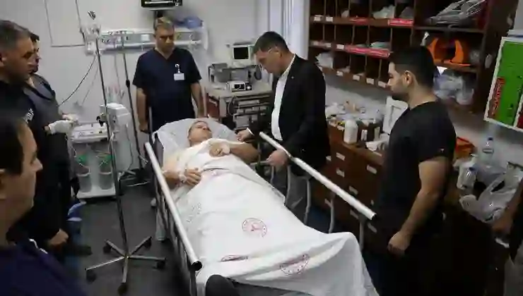 Karakol önünde polise bıçaklı saldırı