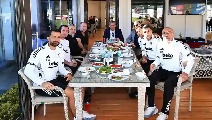 Beşiktaş Başkanı Adalı, derbi öncesi takımla buluştu