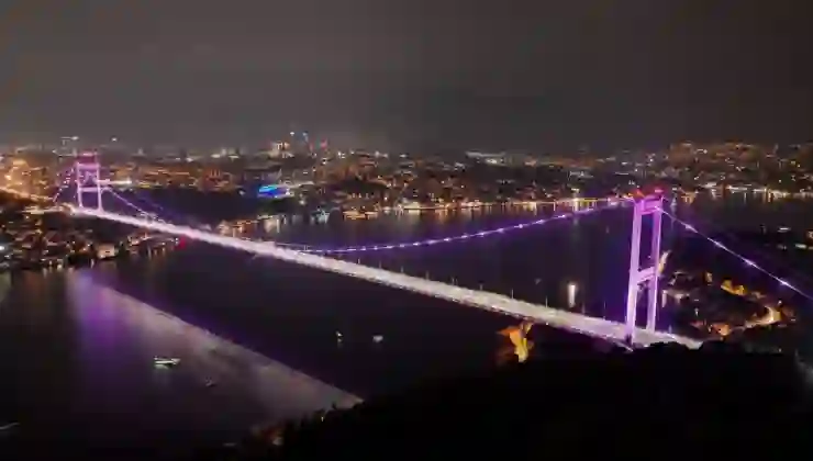 İstanbul’da köprüler meme kanseri için pembe renkle aydınlatıldı