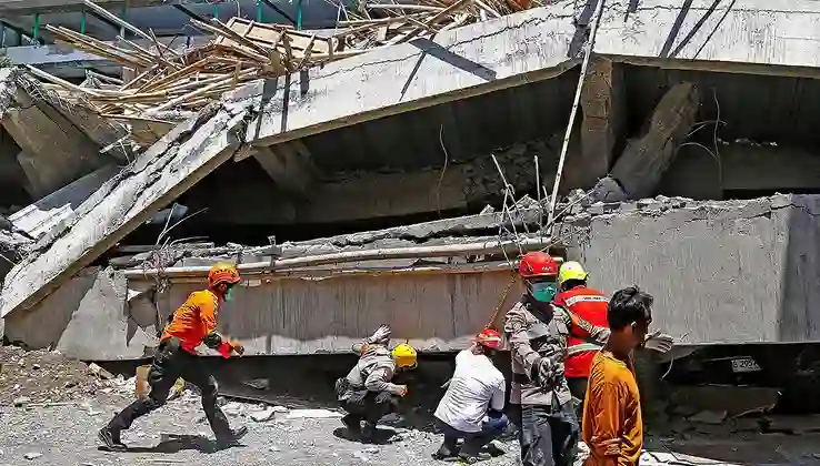 Endonezya: Çöken okulda ölü sayısı 45’e çıktı