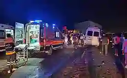 İşçi servisi ile traktör çarpıştı, 14 kişi yaralandı