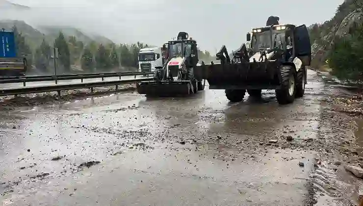 Bilecik’te şiddetli yağış: Sel ulaşımı aksattı