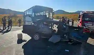 Tarım işçilerini taşıyan midibüs otomobille çarpıştı: 3 ölü, 12 yaralı