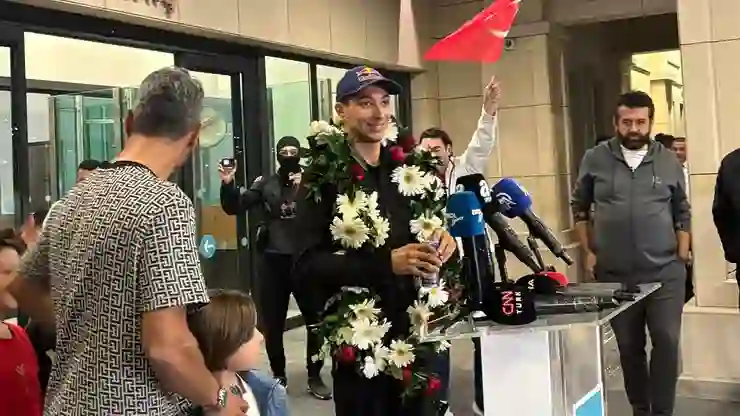 Dünya şampiyonu Toprak Razgatlıoğlu’na coşkulu karşılama