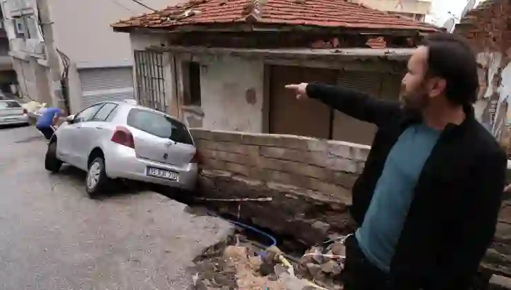 İzmir’de kuvvetli sağanak: Rögarlar taştı, çukurlar oluştu