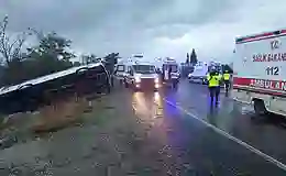 Tur midibüsü devrildi: 1 ölü, 32 yaralı