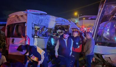 İzmir’de iki işçi servisinin çarpıştığı kazada 13 kişi yaralandı