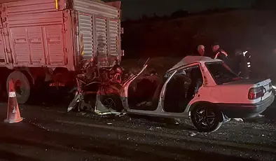 Gaziantep’te feci kaza: Otomobilin kamyona arkadan çarptığı kazada 3 kişi öldü