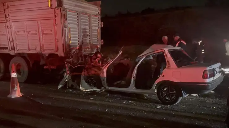 Gaziantep’te feci kaza: Otomobilin kamyona arkadan çarptığı kazada 3 kişi öldü