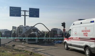 Diyarbakır’da karayolunu savaş alanına çeviren kaza! İki kişi öldü, üç yaralı var