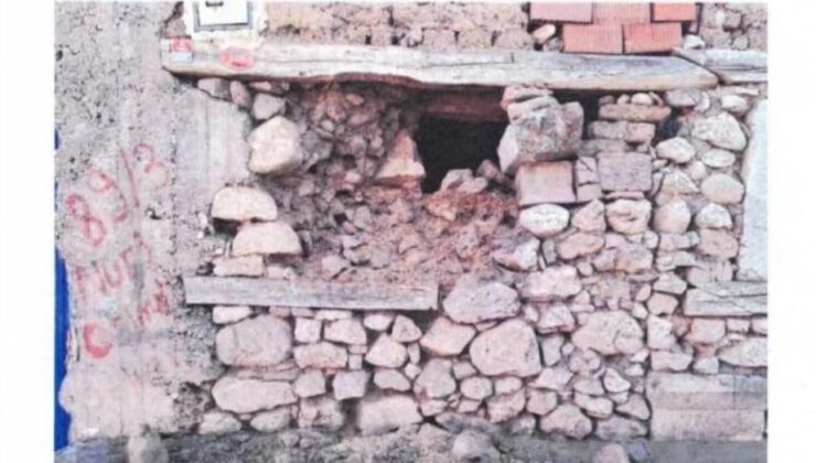 Köydeki evin temelindeki tarihi taşı söken muhtar tutuklandı