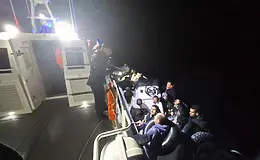 Denizde sürüklenen 26 kaçak göçmen kurtarıldı