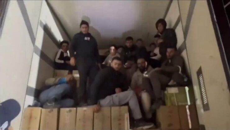 Hatay’da TIR’ın dorsesinden 16 kaçak göçmen çıktı