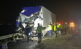 Emniyet şeridinde feci kaza: 15 yaralı