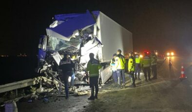 Emniyet şeridinde feci kaza: 15 yaralı