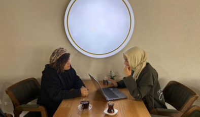 “Yazı Seni Çağırırsa Yazıyorsun” — Tuba Yavuz’la Edebiyatın Sessiz Direnişi Üzerine