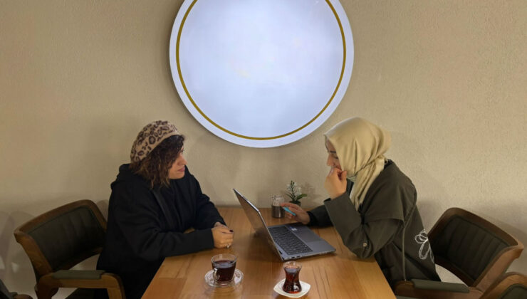 “Yazı Seni Çağırırsa Yazıyorsun” — Tuba Yavuz’la Edebiyatın Sessiz Direnişi Üzerine