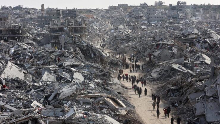 Gazze’de İsrail saldırılarında hasar gören 22 bina fırtınada çöktü. 18 kişi hayatını kaybetti