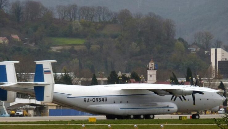 Rus nakliye uçağı havada parçalandı, su deposuna düştü