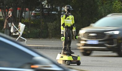 Çin'de insansı robotlar trafik polisliği yapmaya başladı