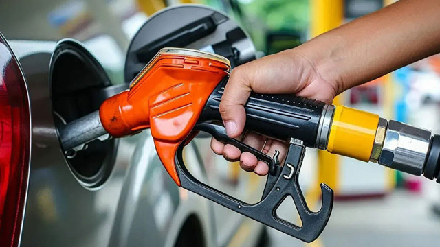 Benzine 16 Aralık Salı günü itibarıyla 2 lira 2 kuruş indirim gelmesi bekleniyor.