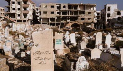 Suriye'de bir binanın altında toplu mezar bulundu