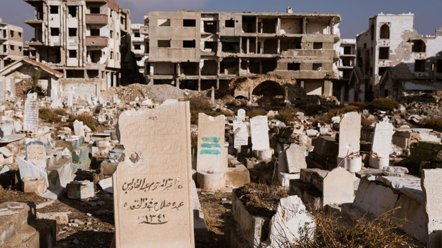 Suriye'de bir binanın altında toplu mezar bulundu