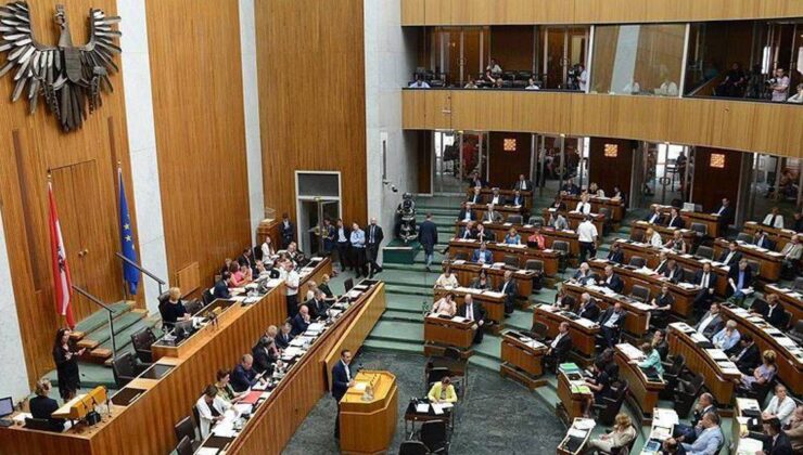 Avusturya'da 14 yaş altı kızlara okullarda başörtüsü yasaklandı