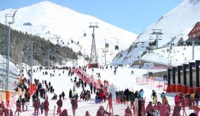 Palandöken’de kayak sezonu açıldı: Pistler doldu, kış turizmi hareketlendi