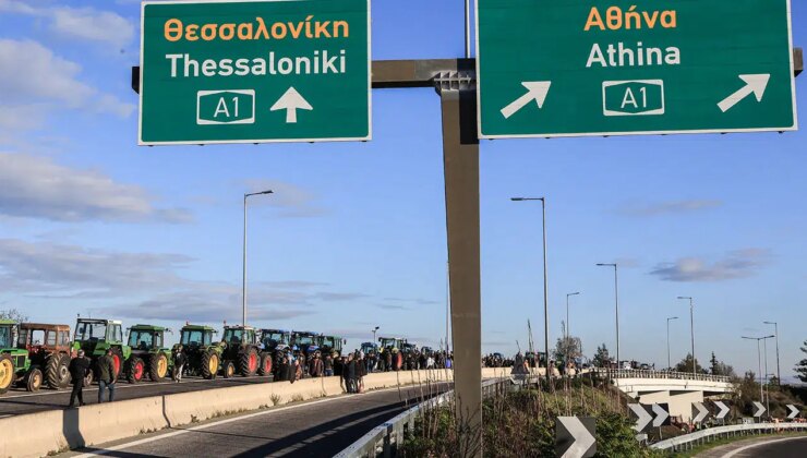Yunanistan'da sokağa inen çiftçiler Atina-Selanik yolunu ulaşıma kapadı!