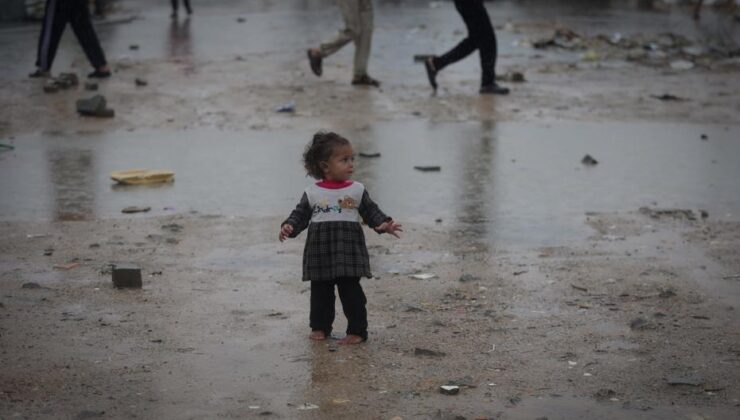 Gazze’de fırtına ve yağış insani krizi derinleştirdi. Çocuklar soğuktan hayatını kaybediyor