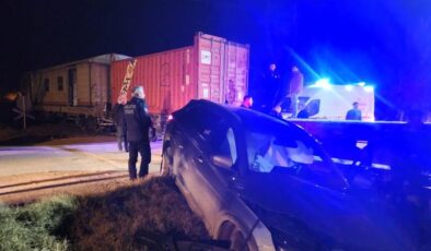 Yük treni otomobile çarptı, 5 kişi yaralandı