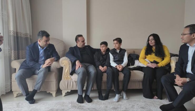 Bakan Kacır 1.3 milyon TL’lik altını sahibine teslim eden çocukları ziyaret etti