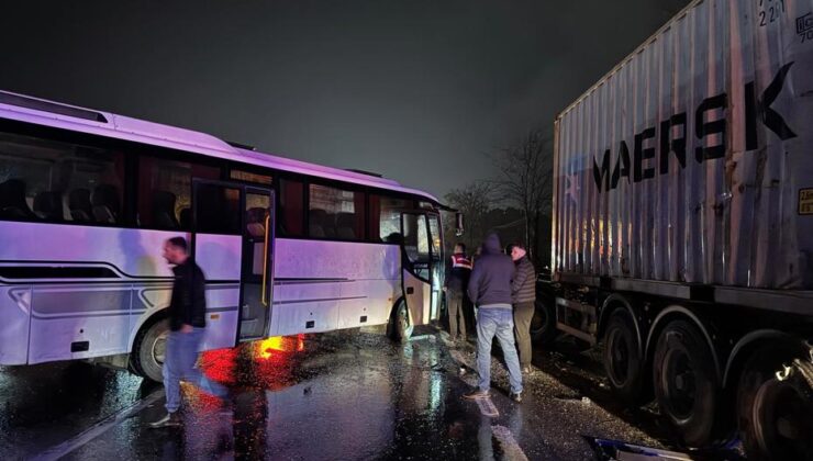 Sakarya’da zincirleme trafik kazasında 12 kişi yaralandı