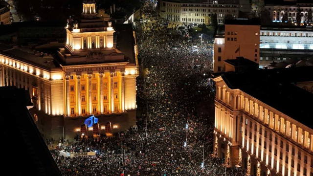 Bulgaristan'da onbinlerce kişi sokağa çıktı! Karar iptal edildi