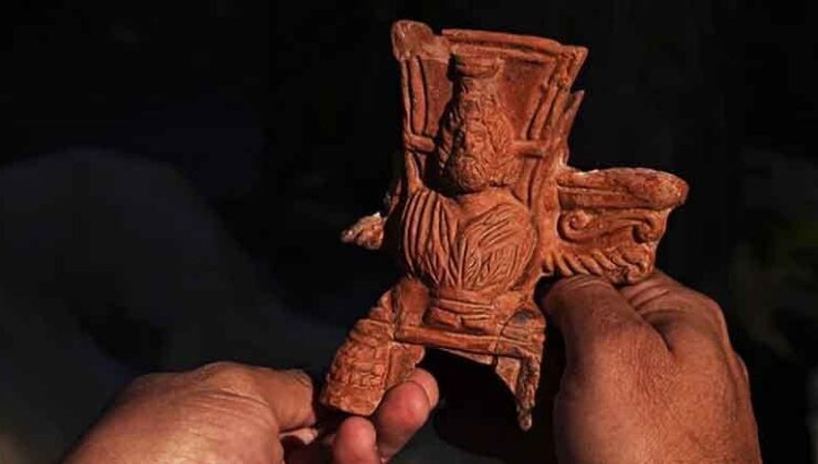 Efes'te Mısır tanrısı kabartmalı tütsü bulundu