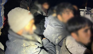 Durdurulan hafif ticari araçtan 12 kaçak göçmen çıktı