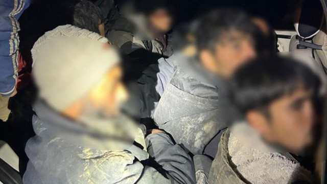Durdurulan hafif ticari araçtan 12 kaçak göçmen çıktı