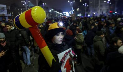 Romanya’da yolsuzluk ifşaları sonrası binlerce kişi sokakta