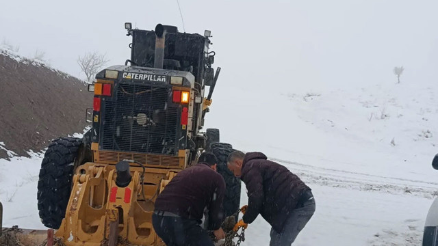 Siirt’te kar yağışı ulaşımı aksattı: 15 köy yolu kapandı