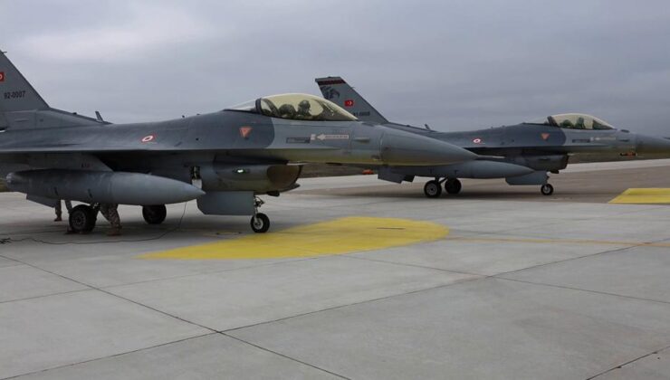 Türk Hava Kuvvetleri uçaklarından Karadeniz’de eğitim uçuşu